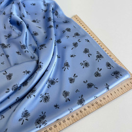 на голубом
