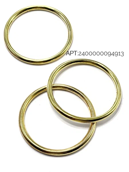 913